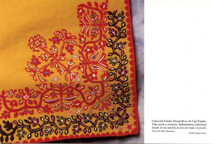 Detalle de una mantilla de niño