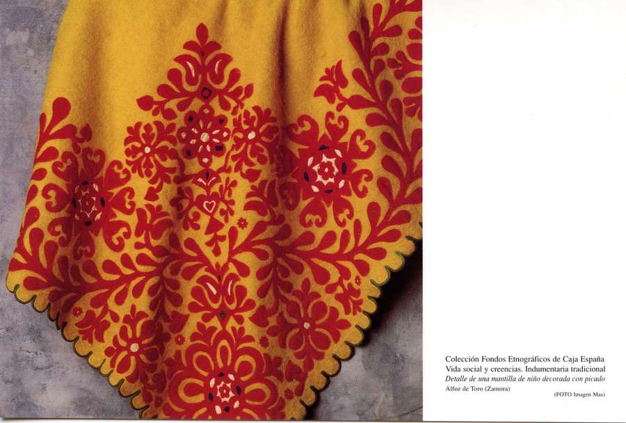 Detalle de una mantilla de niño