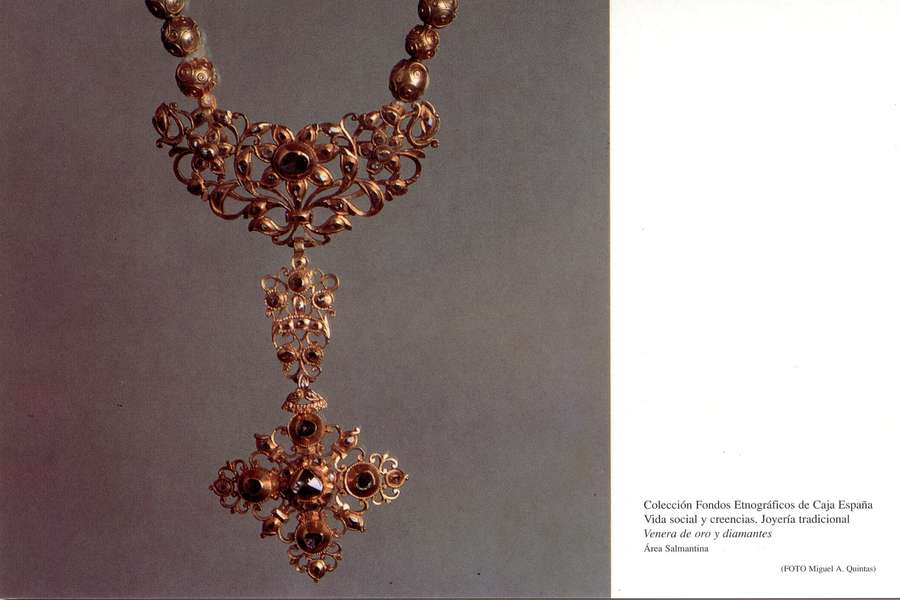 Venera de oro y diamantes