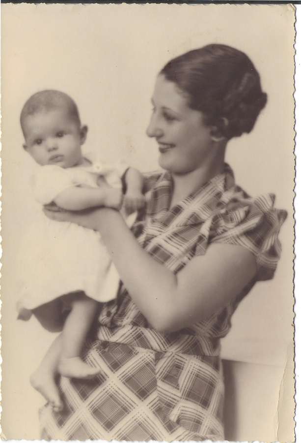En el reverso, escrito: “Menchuca a los tres meses con un beso para su abuela Teresa. Cartagena, julio del 35”