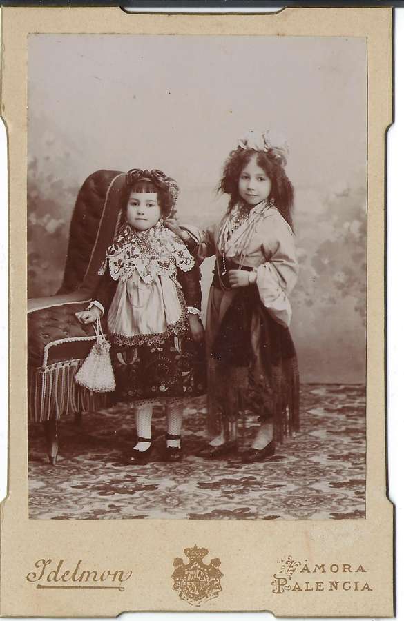 En reverso, escrito a mano: “Magdalena y Mariana Gómez”