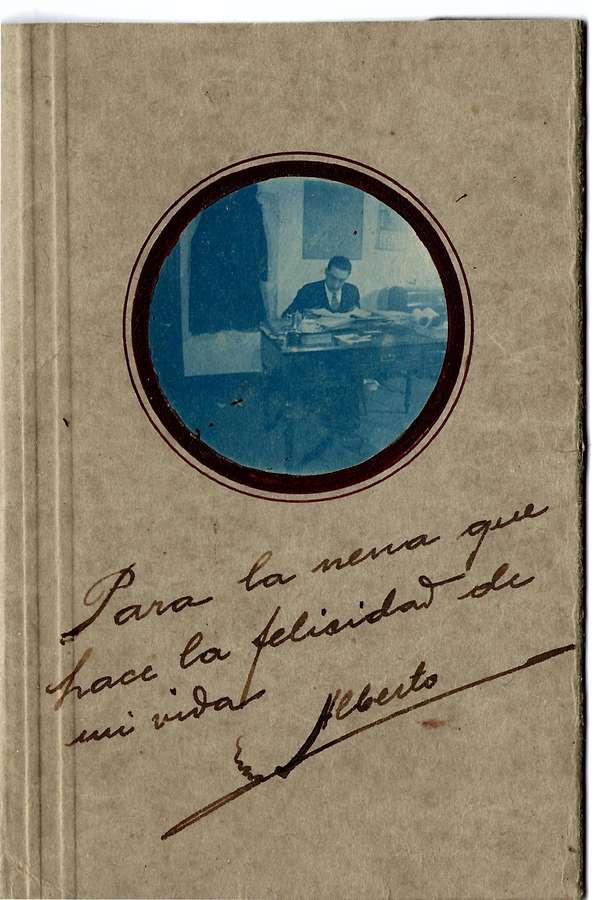 Dedicatoria manuscrita: “Para la nena que hace la felicidad de mi vida” Alberto