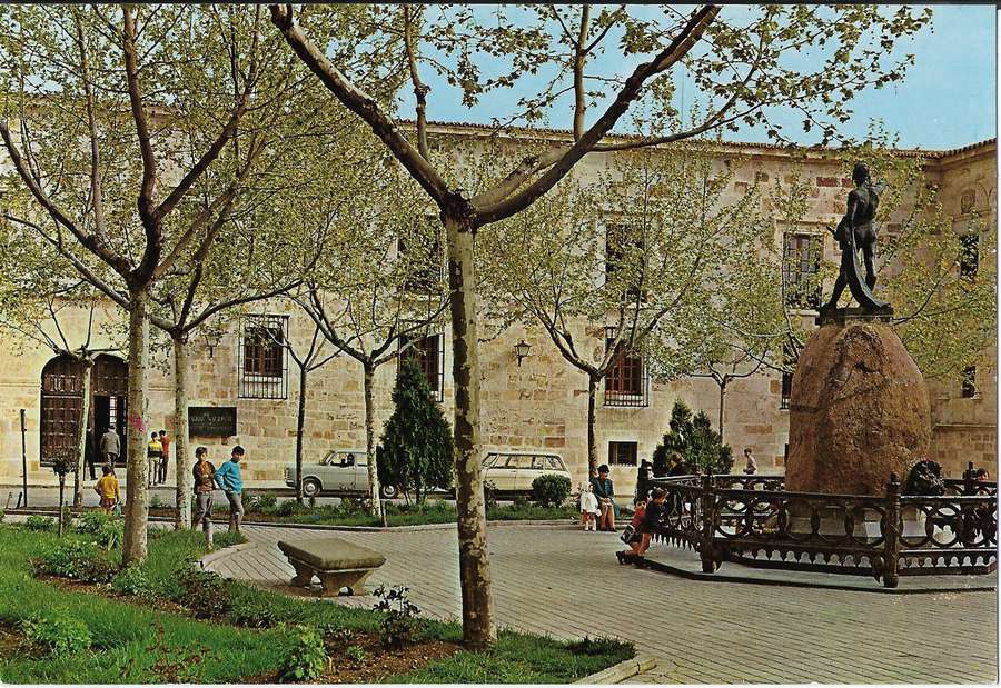 Monumento a Viriato y Parador Nacional de Turismo al fondo