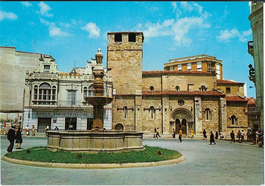 Fuente e Iglesia de Santiago el Burgo al fondo