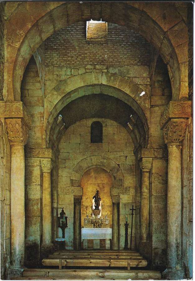 Interior de la Iglesia de San Pedro de la Nave