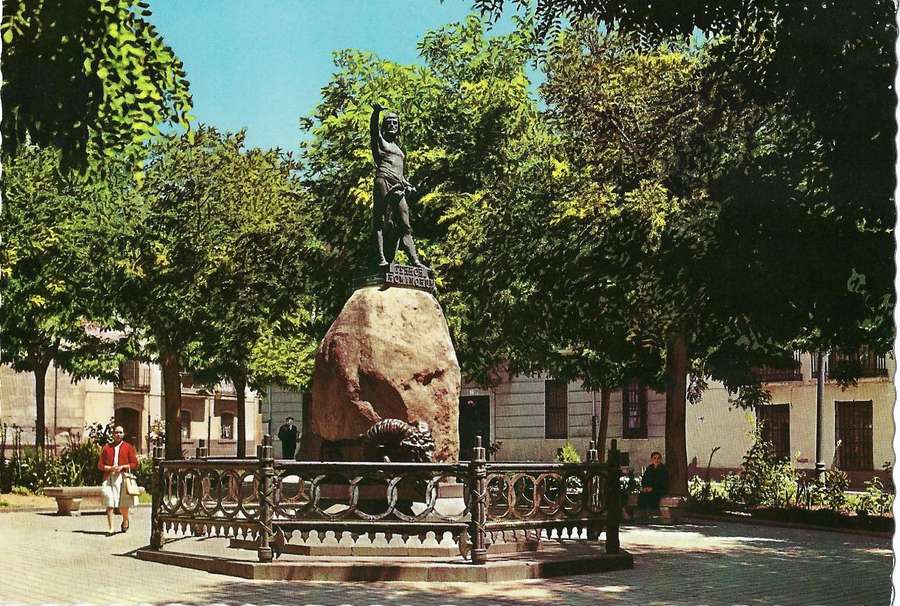 Plaza de Cánovas del Castillo y monumento a Viriato