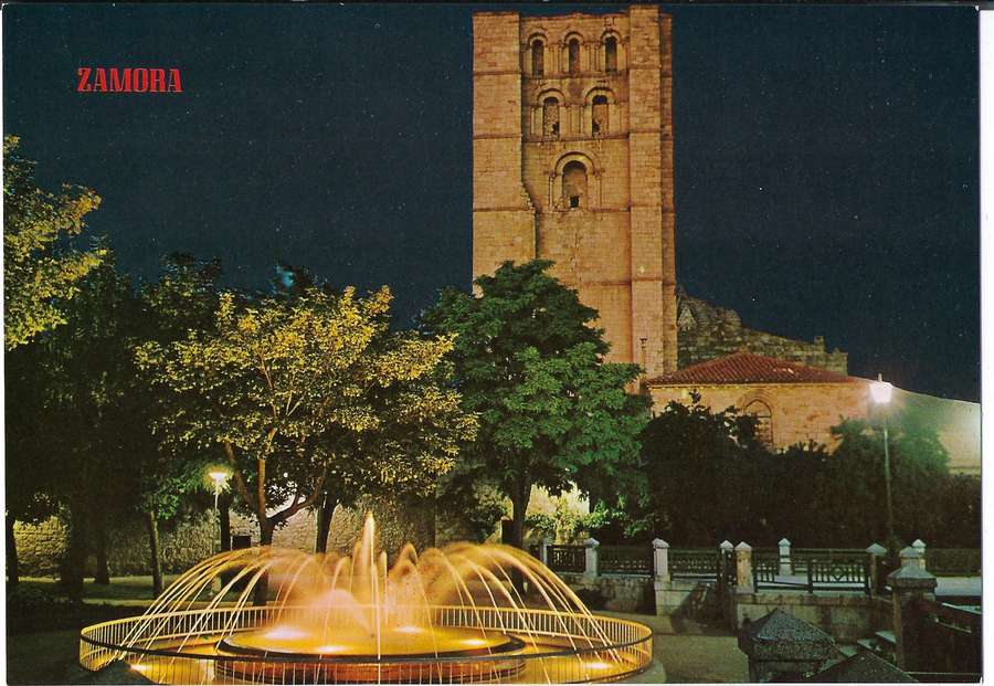 Fuente iluminada y Catedral. Nocturna