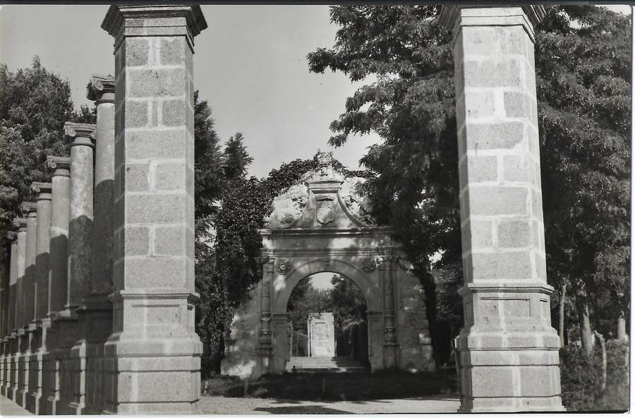 Arco del parque del General Mola